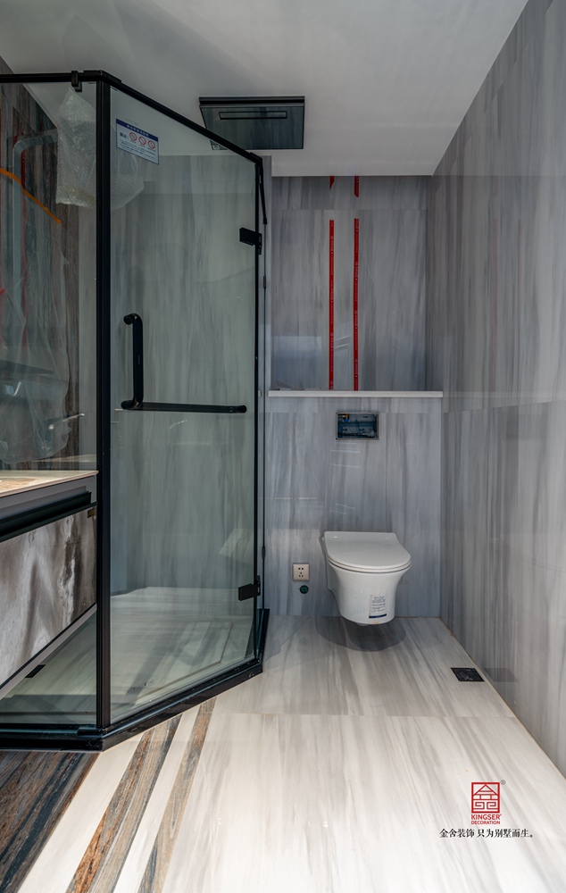 玫瑰灣躍層裝修現場主材安裝